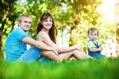 Yaz parkta mutlu bir aile. piknik