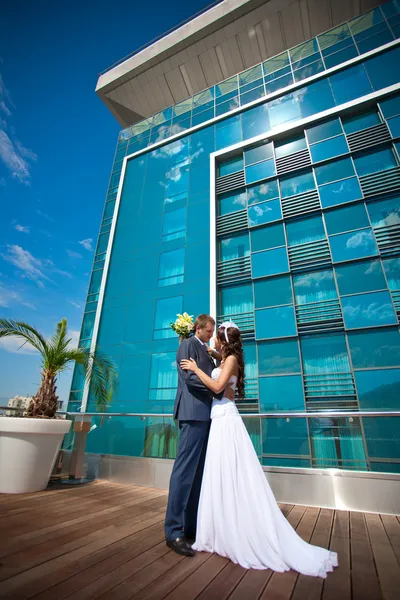 Bride and groom is kissing near the building — Stock Photo, Image