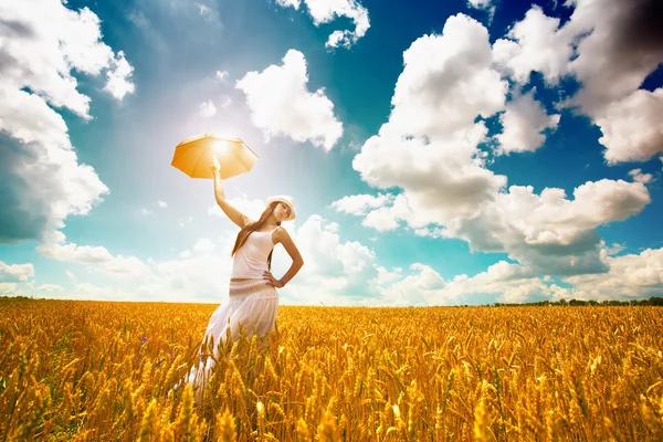 Mujer es disfruta de día de verano en el campo — Foto de Stock