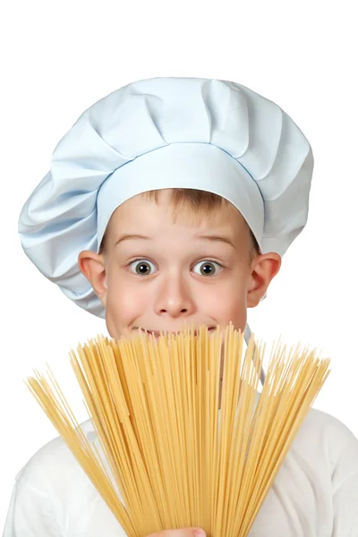 Szef kuchni chłopiec ukrywa się za spaghetti — Zdjęcie stockowe