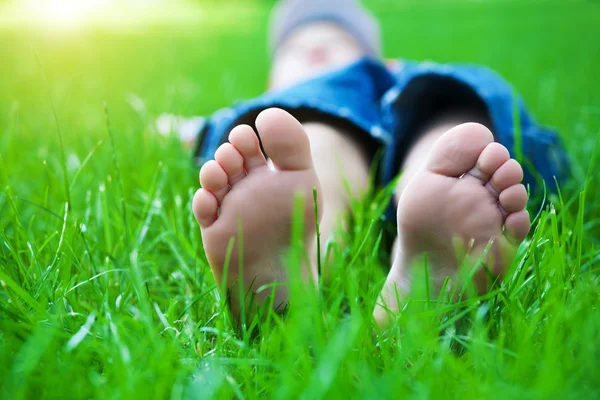 Pieds sur l'herbe. Pique-nique familial au parc printanier — Photo