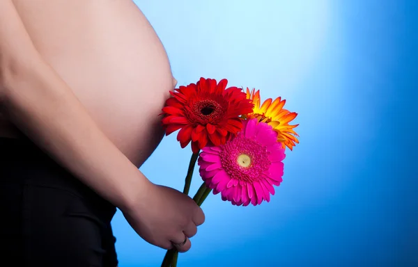 Vackra gravid kvinna med blommor — Stockfoto