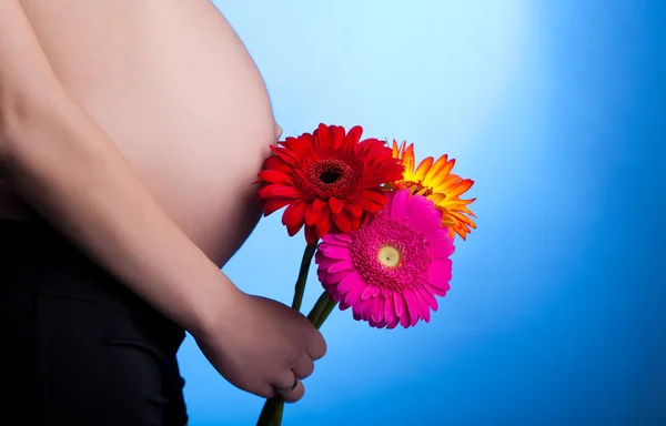 美しい妊娠中の女性の花を持つ — ストック写真