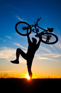 bisikletçi bisiklet siluet üzerinde mavi gökyüzü ile