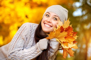 sonbahar ağaç arka plan üzerinde mutlu neşeli kadın