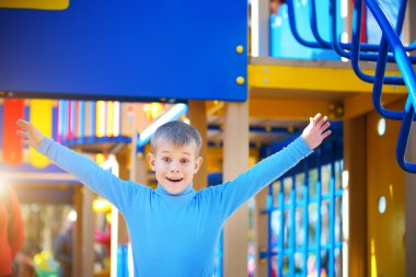 küçük şirin çocuk oyun oynuyor.