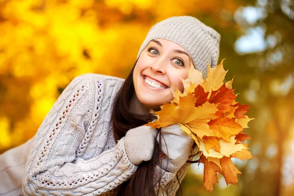 Sonbahar ağaç arka plan üzerinde mutlu neşeli kadın — Stok fotoğraf