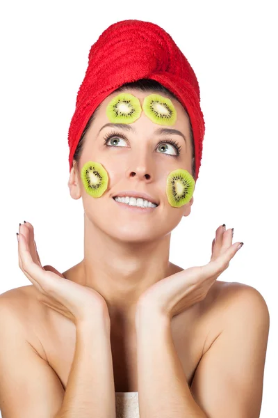 Piękna kobieta z kiwi owoc maska na białym tle — Zdjęcie stockowe