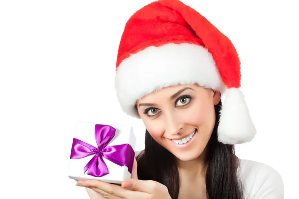 Menina feliz em um chapéu de Papai Noel com presente — Fotografia de Stock