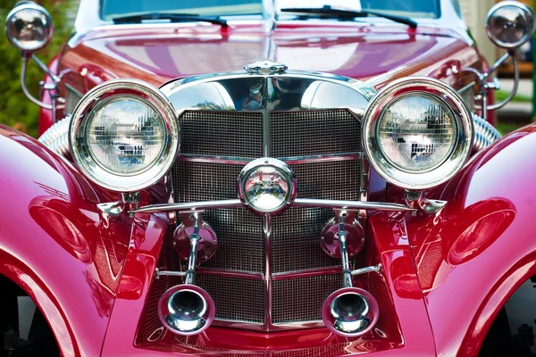 Framsidan av vackra röd vintage bil — Stockfoto
