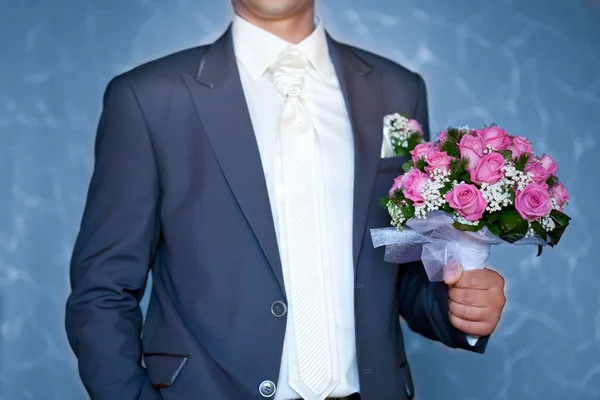 Ženich drží krásné svatební kytice — Stock fotografie