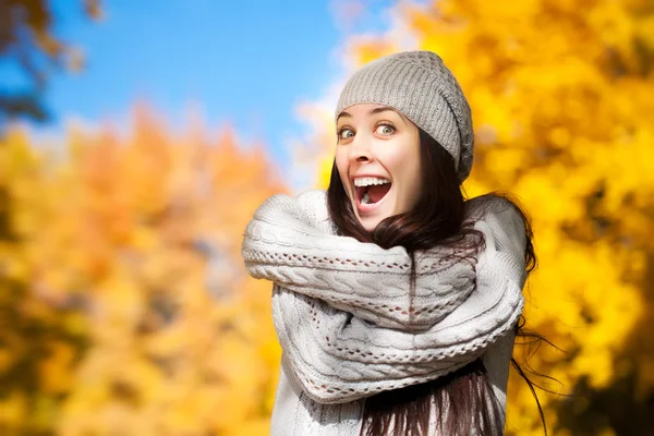 Ragazza allegra divertente su uno sfondo di alberi autunnali — Foto Stock