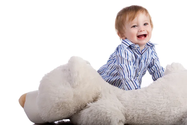 Baby spielt mit Stofftier isoliert auf weiß — Stockfoto