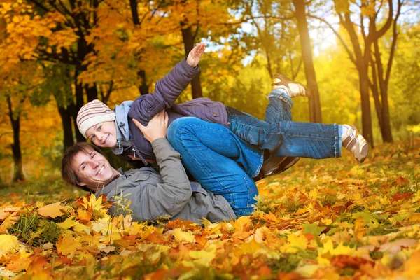 Happy dad and son in a yellow autumn park — Stock Photo, Image