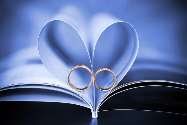 Sign of a heart and beautiful golden rings — Stock Photo, Image