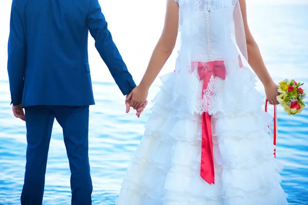 Newlyweds on the beach — Stock Photo, Image