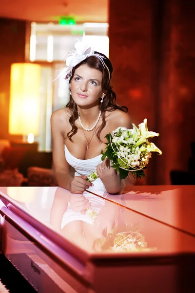 钢琴旁的新娘 — 图库照片