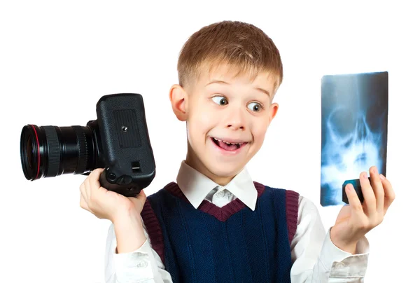 Chłopiec trzyma aparat i biorąc zdjęcie rentgenowskie — Zdjęcie stockowe