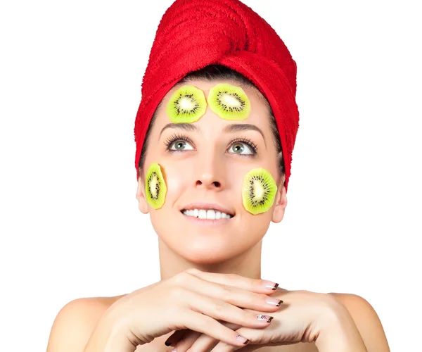 Mujer atractiva con mascarilla de kiwi sobre fondo blanco — Foto de Stock