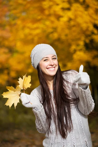 Счастливая веселая женщина на фоне осенних деревьев — стоковое фото