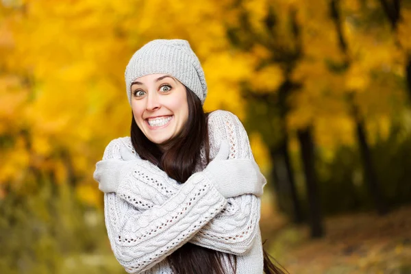 Sonbahar ağaç arka plan üzerinde mutlu neşeli kadın — Stok fotoğraf