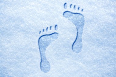 Kar üzerinde insan ayak izleri