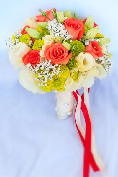 Wedding bouquet on the white wedding dress — Stock Photo, Image