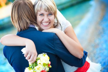 yeni evliler kumsalda sarılıyorlar