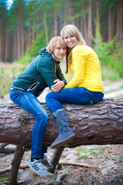 Verliefde paar voor een wandeling in het zonnige park — Stockfoto