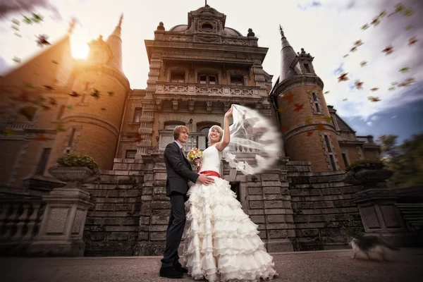 Gli sposi si stanno abbracciando vicino all'antico castello — Foto Stock
