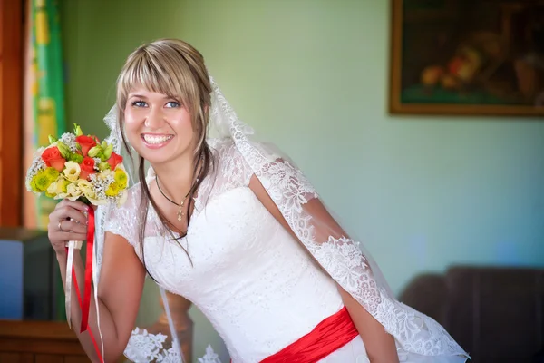 Gelukkige bruid met bruiloft boeket — Stockfoto