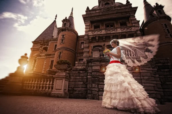 Sposa vicino all'antico castello — Foto Stock