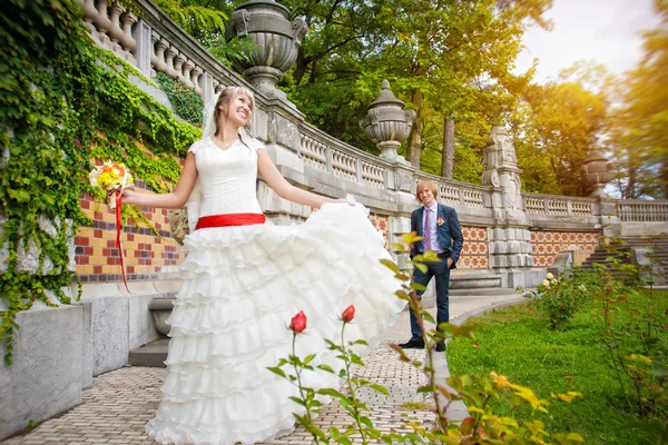 Pareja feliz se abrazan cerca de la antigua muralla arquitectónica —  Fotos de Stock