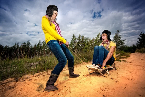 Coppia divertente sono slittino in estate — Foto Stock