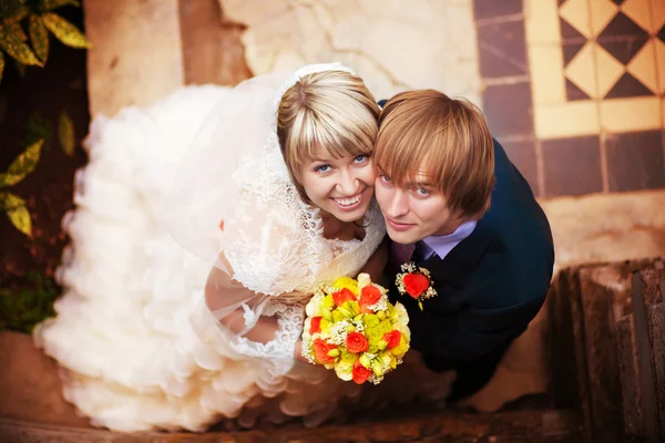 Lyckliga bruden och brudgummen verandan — Stockfoto