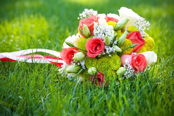 Gyönyörű esküvői virágok csokor zöld füvön — Stock Fotó