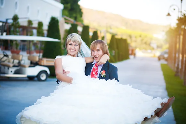 Gelin ve damat yeşil parkta sarılıyorlar — Stok fotoğraf