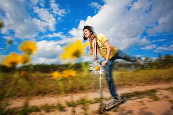 Man op de scooter gaat op een datum — Stockfoto