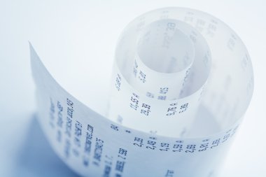 alışveriş listesi çıktı dek üzerinde rulo
