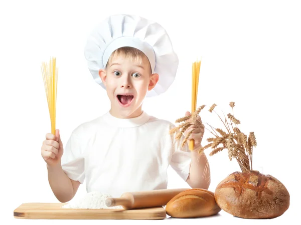 Маленький шеф-повар со спагетти в руках — стоковое фото
