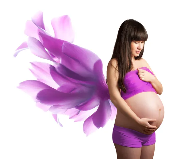 Zwangere vrouw met roze bloemblaadjes. geïsoleerd — Stockfoto