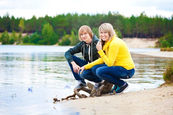 Älskande par vandrar på stranden — Stockfoto