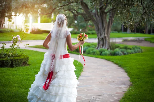 Mariée marche dans le parc verdoyant — Photo