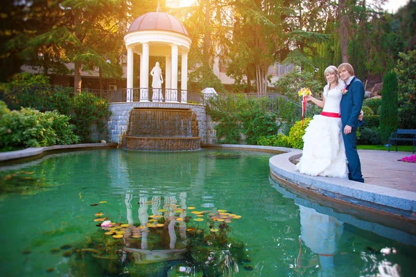 Casal feliz em um parque de verão ensolarado — Fotografia de Stock