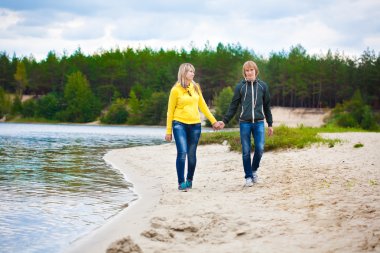 iki plajda yürüyor