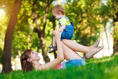 küçük bebek ile anne greenl yaz Park
