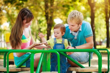 oyun alanı üzerinde mutlu bir aile portret