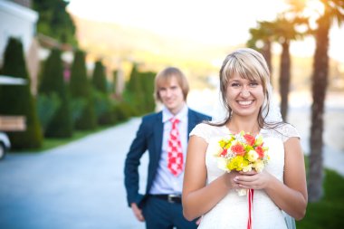 güneşli bir tropikal parkta mutlu çift