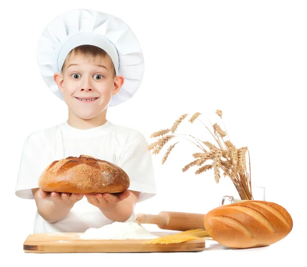 Fröhlicher Bäckerjunge mit einem Laib Roggenbrot — Stockfoto