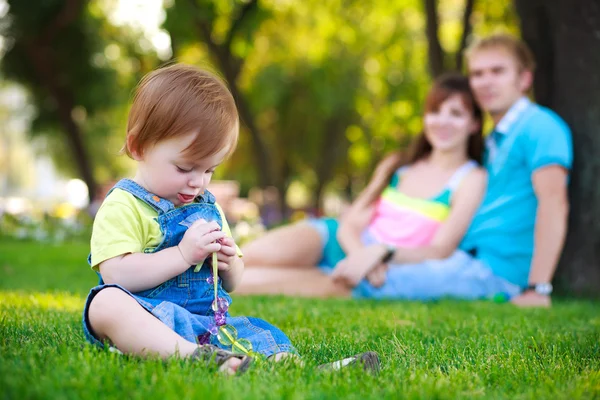 Baby is plaing in een mooie zomerse park — Stockfoto